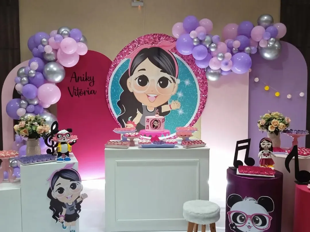 Painel redondo personalizado com ilustração da aniversariante e arco de balões lilás e prata